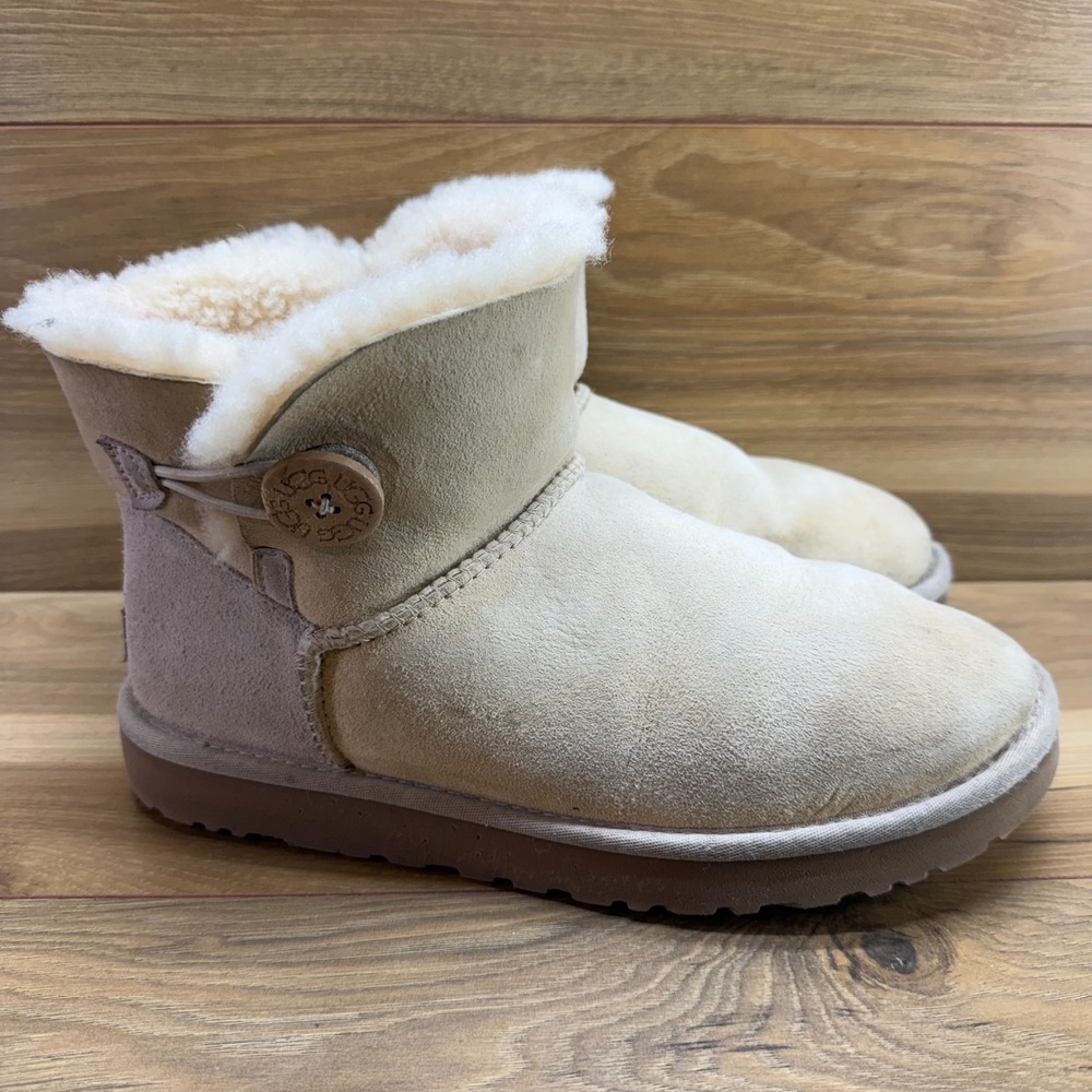 UGG Bailey Button Classic Mini Boots Womens 10 Vanilla Suede Shearling Fur Cozy